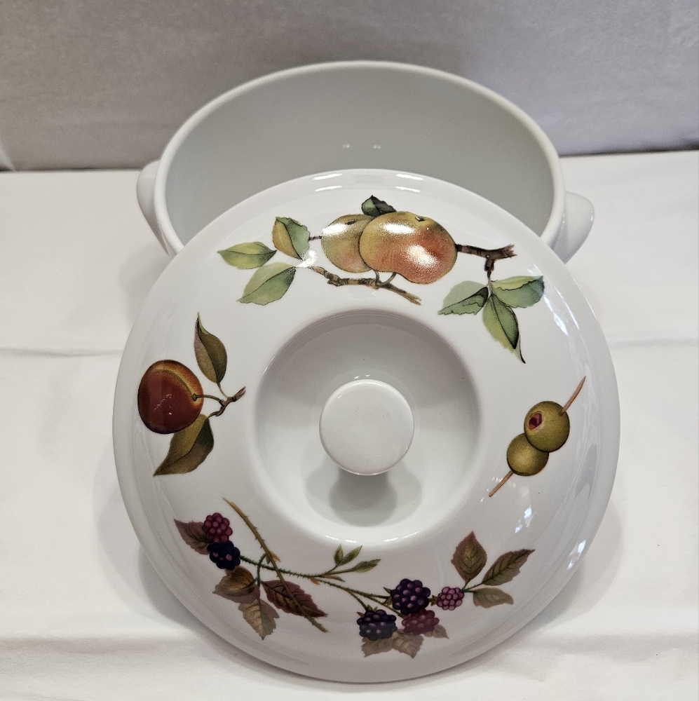 "Evesham" by Royal Worcester, 1qt Covered Casserole.
